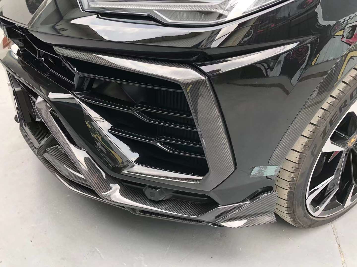 LAMBORGHINI URUS Dry carbon fiber STOP Style Front side vents