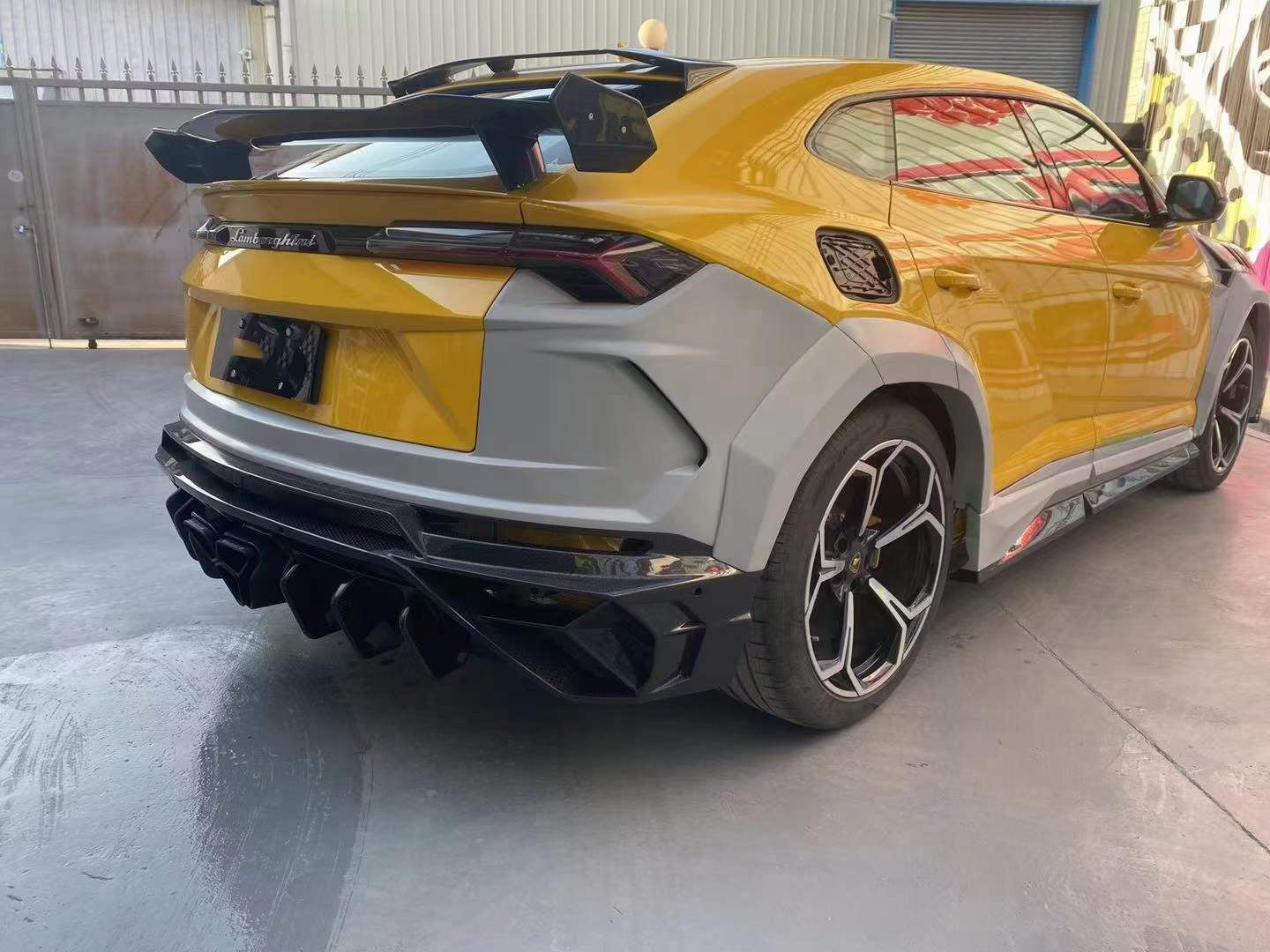 LAMBORGHINI URUS Dry carbon fiber SM Style GT Large Rear Wing