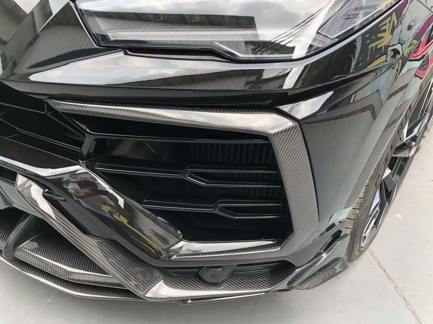 LAMBORGHINI URUS Dry carbon fiber STOP Style Front side vents