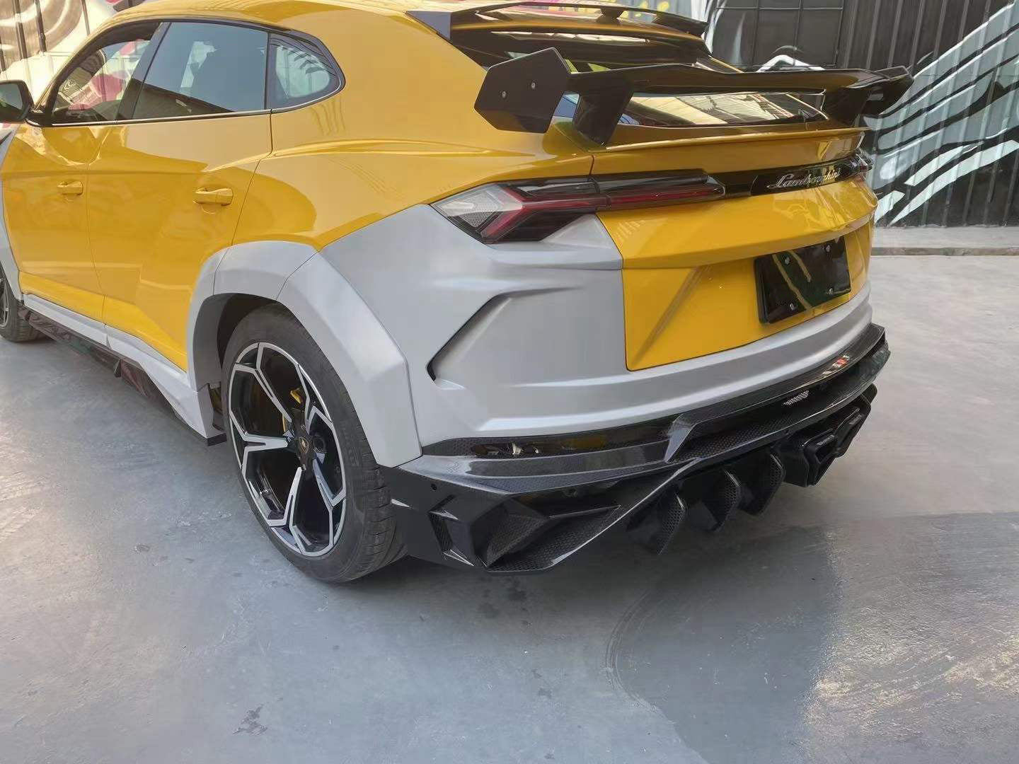 LAMBORGHINI URUS Dry carbon fiber SM Style GT Large Rear Wing